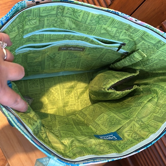 Disney Aulani Duffy Lug tote 16 “ across at top zipper - Picture 6 of 9